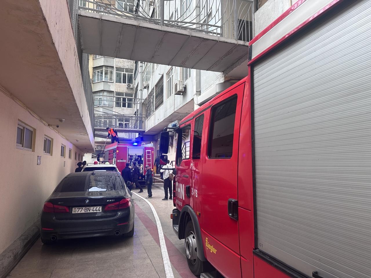 Bakıda yaşayış binasında yanğın söndürüldü - YENİLƏNİB (VİDEO)